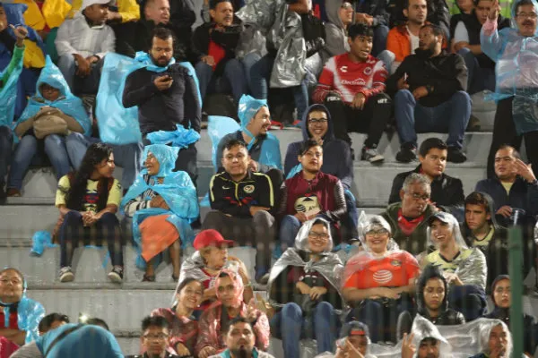 Afición bajo la lluvia en el Luis Pirata Fuente