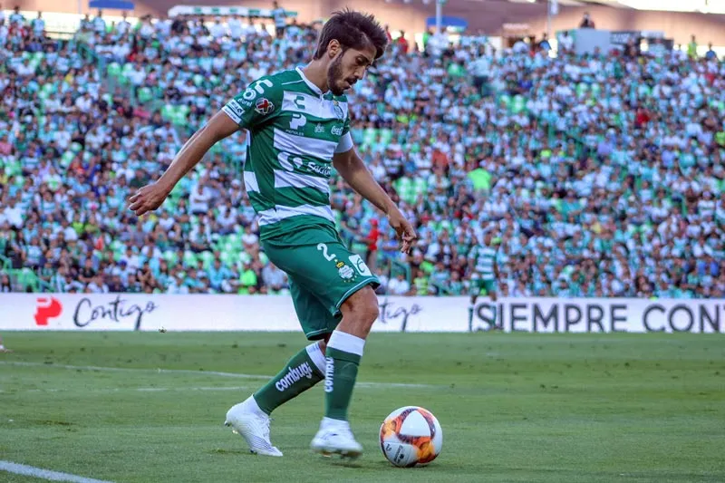 José Abella conduce el balón en un juego con Santos