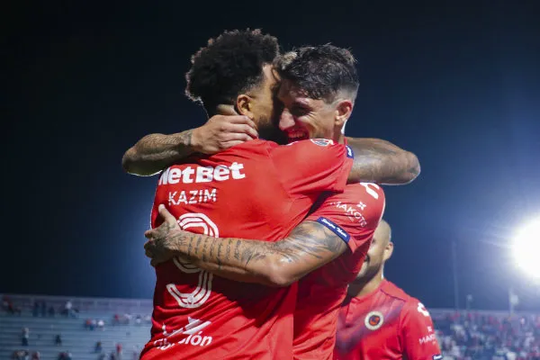 Kazim-Richards y Peñalba celebrando una anotación