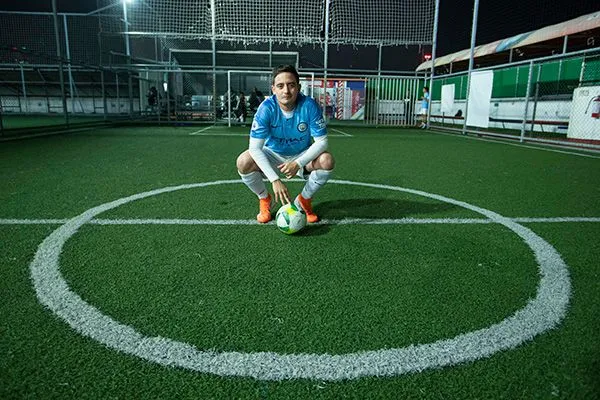 Jordi Bosch Rovira con la playera de l Manchester City