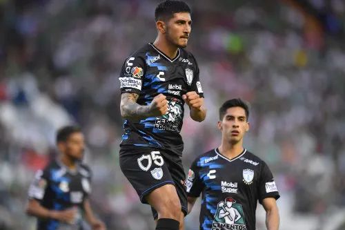Víctor Guzmán festeja un gol con el Pachuca