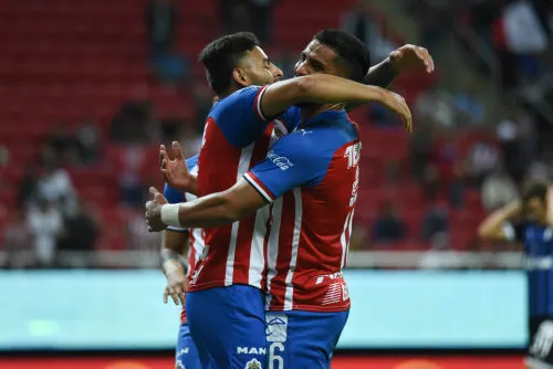 IMAGO7 Alexis Vega y Miguel Ponce festejan un gol