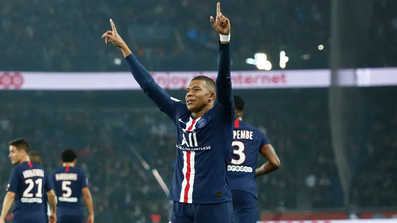 AP Mbappé celebra un gol con el PSG