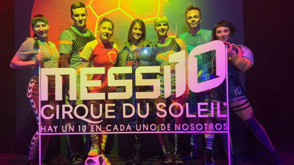 TWITTER@MESSICIRQUE Antonela (centro) con el equipo del Cirque du Soleil