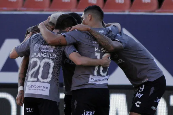 Jugadores del Necaxa celebran un gol