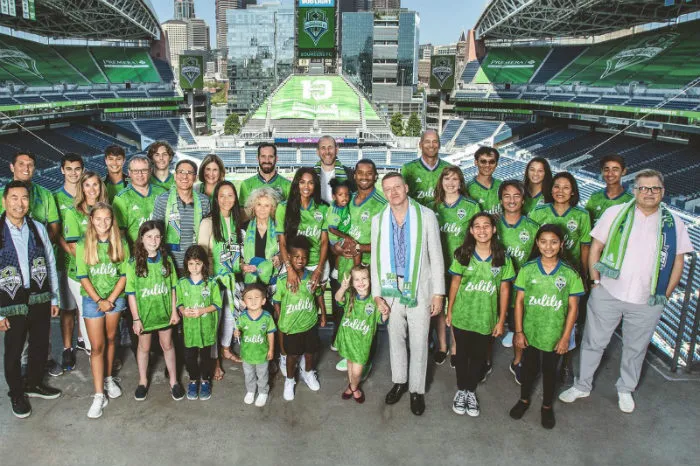 AP Russell Wilson con socios del Sounders FC