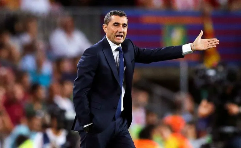 EFE Ernesto Valverde dirigiendo al Barcelona
