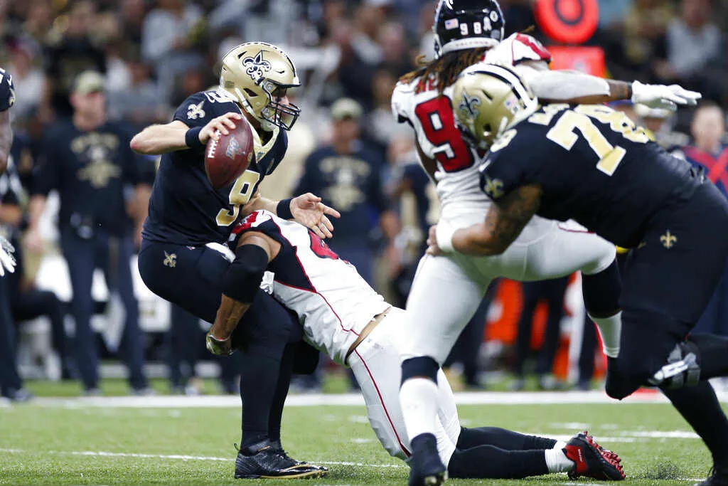 AP Brees, detenido por la defensiva de Saints