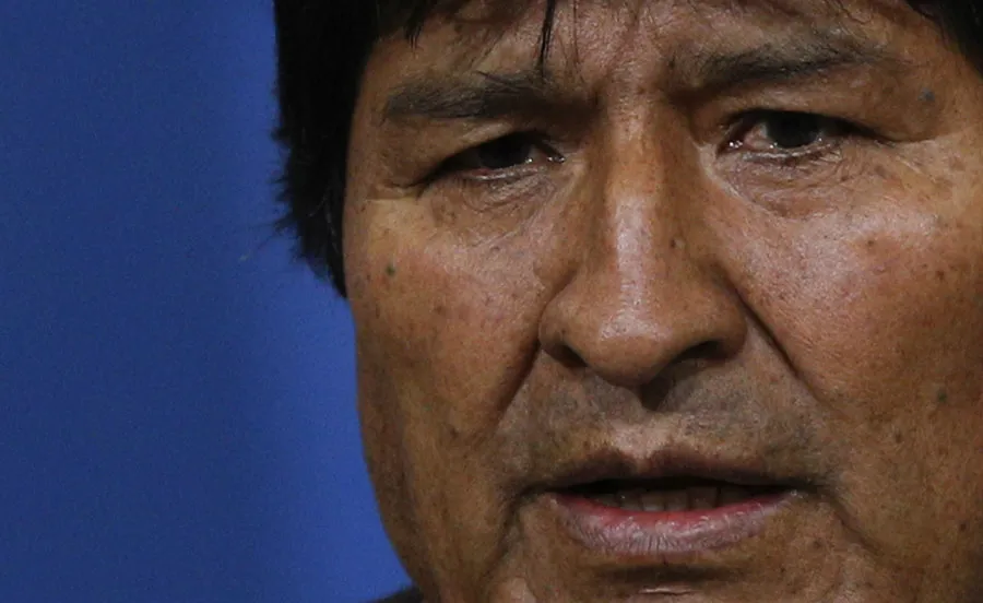 AP Evo Morales atento en un discurso