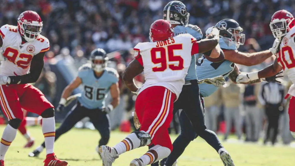 Chris Jones (95) intenta hacer un bloqueo