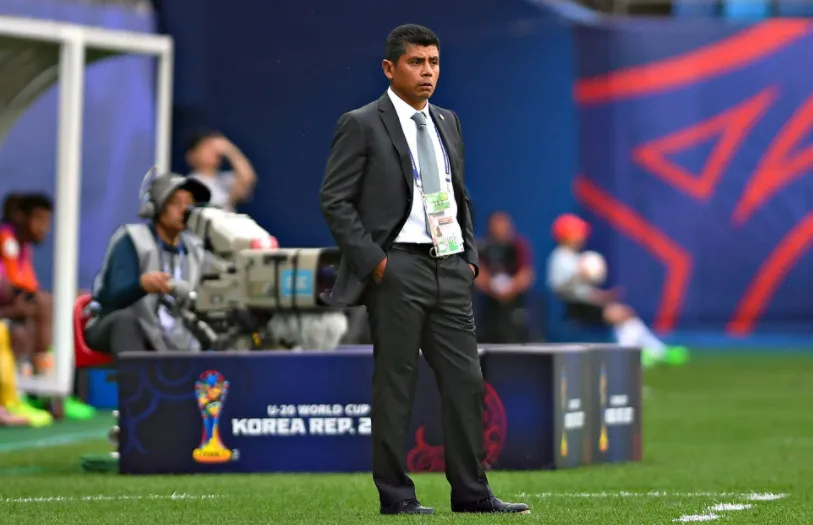 Marco Antonio Ruiz dirigiendo