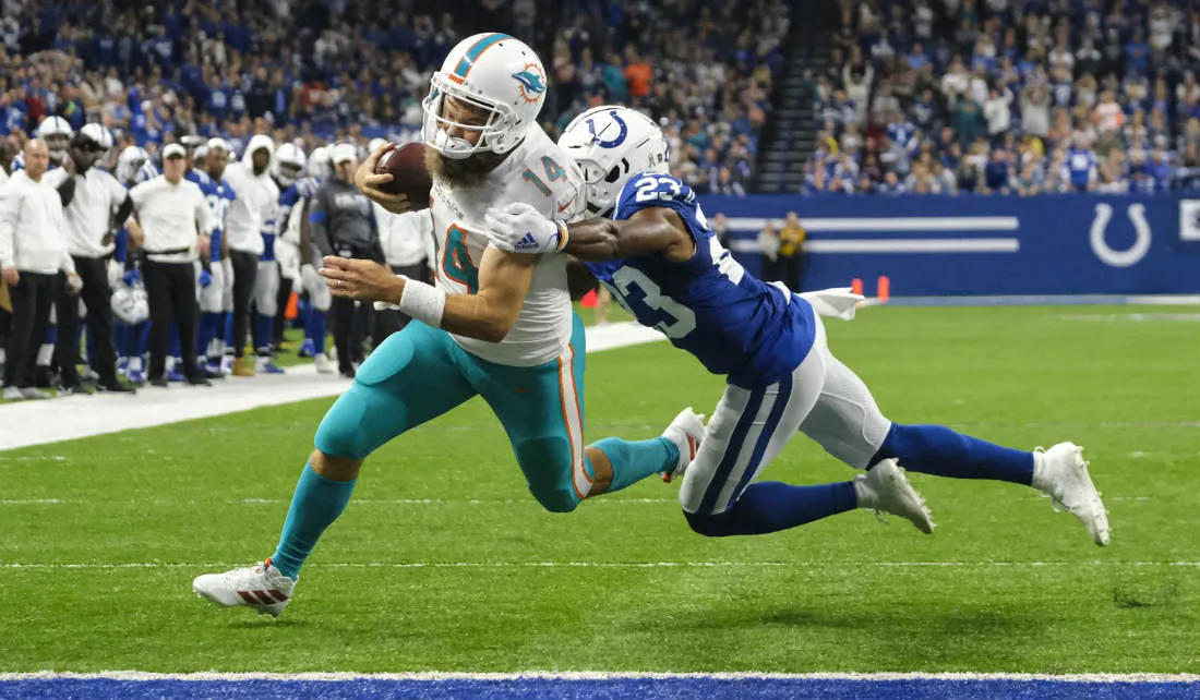 AP Ryan Fitzpatrick se libera del cornerback de Indianápolis Kenny Moore