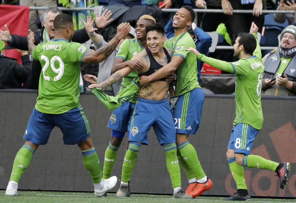 AP Raúl Ruidíaz celebra con sus compañeros el tercer gol de su equipo