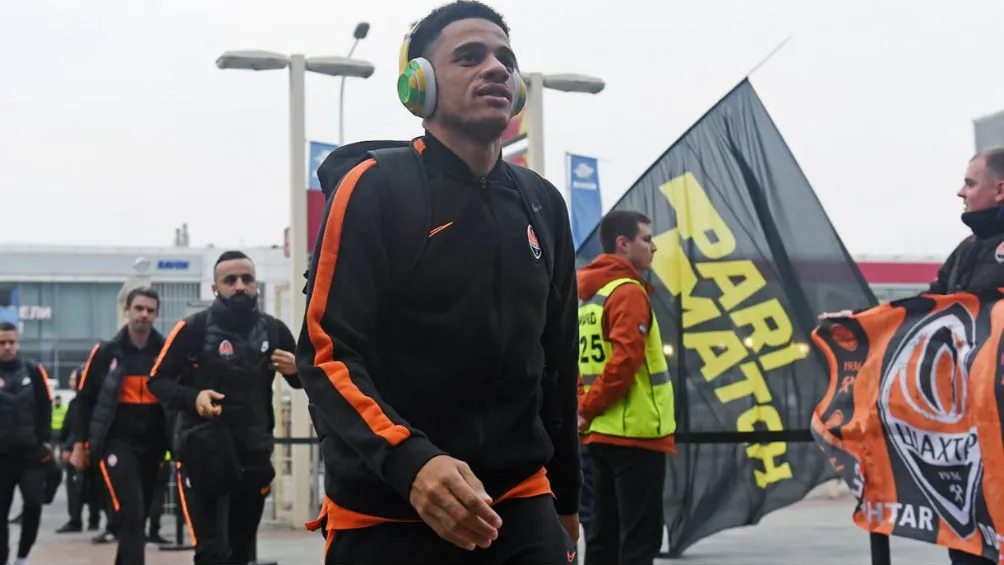 Taison y sus compañeros llegando al estadio