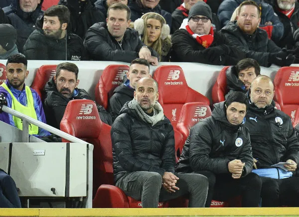 Guardiola en el banquillo en su visita a Anfield