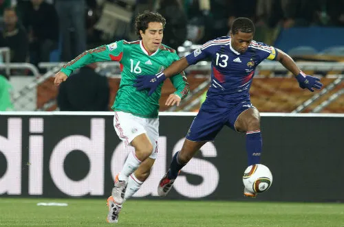 MEXSPORT Efraín Juárez y Patrice Evra disputan un balón