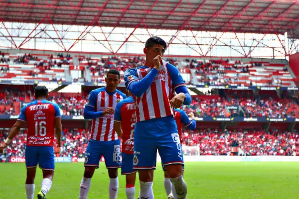 Alan Pulido celebrando una anotación con Chivas