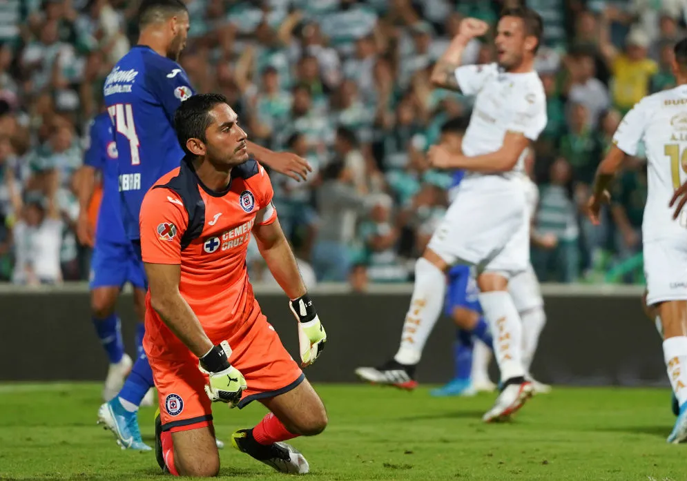 Jesús Corona lamentando un gol de Santos