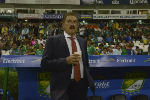 Ricardo La Volpe durante un juego del Toluca