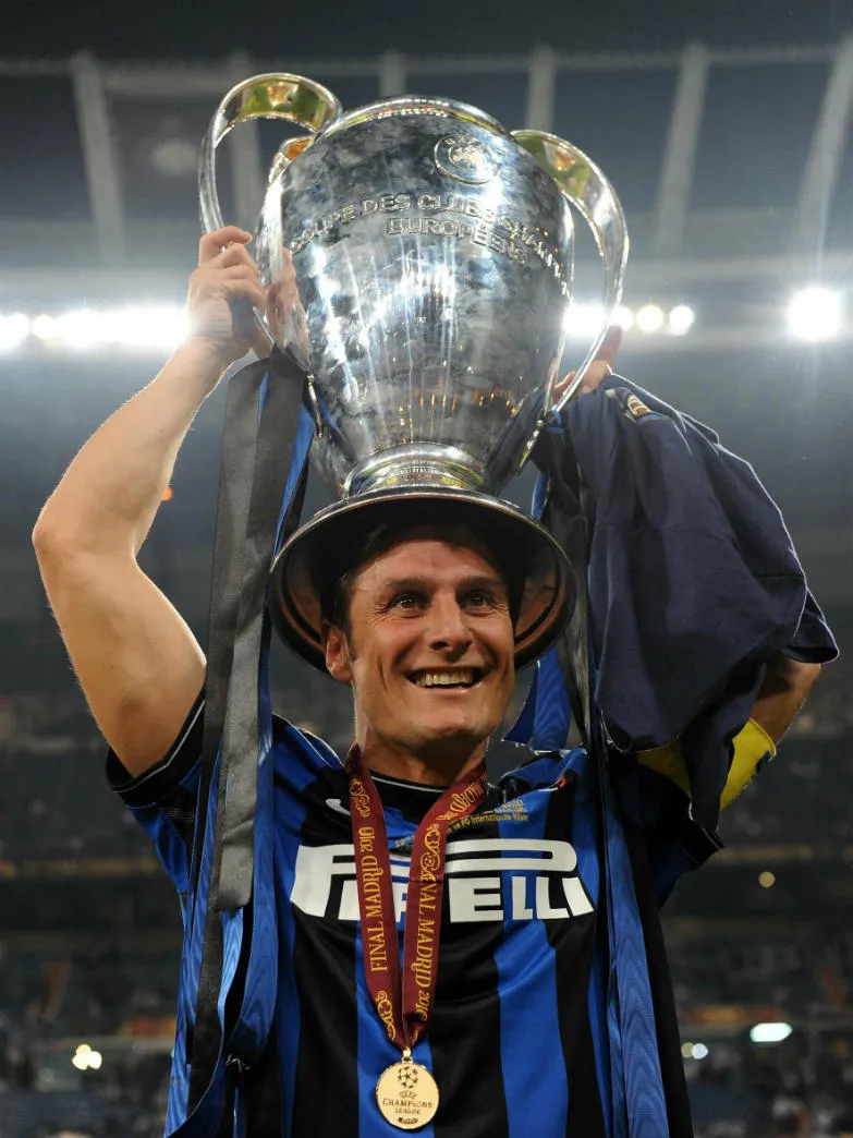 MEXSPORT Javier Zanetti con el trofeo de la UEFA Champions League