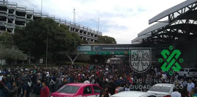 TWITTER @OVIALCDMX Manifestantes en los alrededores del AICM