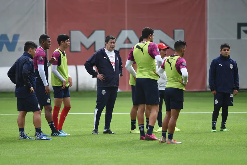 Luis Fernando Tena dirige una práctica de Chivas