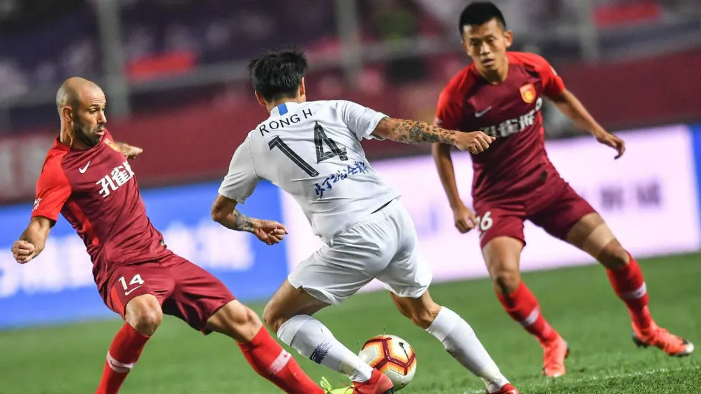 Javier Mascherano raba un balón con el Hebei Fortune