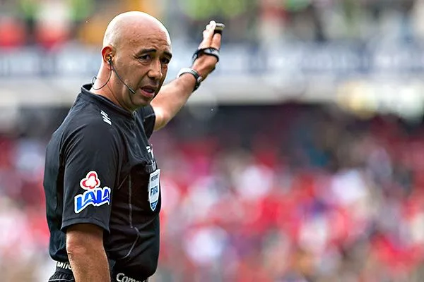 Mauricio Morales cuando era árbitro de Liga