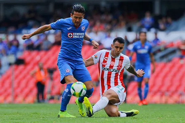 Javier Salas disputa el balón en un partido