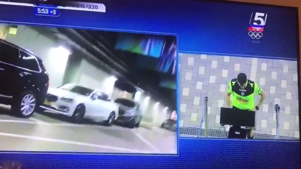 TWITTER @LADEPORDIVA El árbitro del partido verificando el VAR