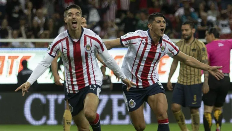 MEXSPORT Isaac Brizuela y Alan Pulido festejan un gol de Chivas