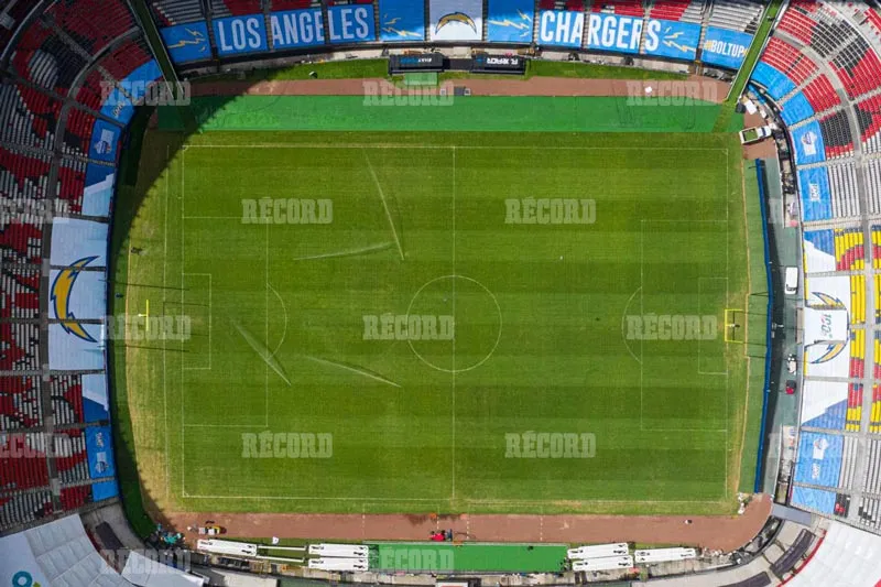 MIGUEL PONTÓN Cancha del Estadio Azteca a días del juego de la NFL