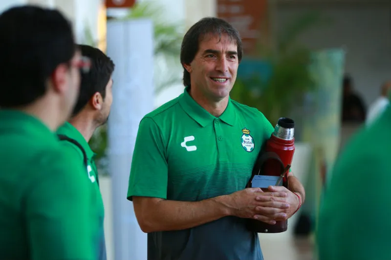 Guillermo Almada dirigiendo Santos