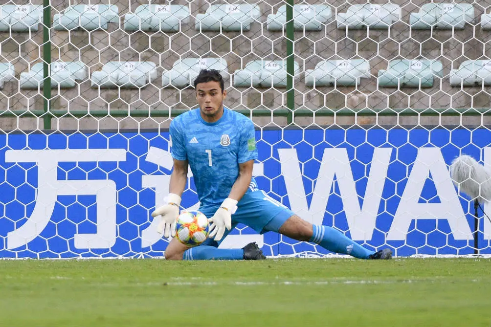 IMAGO7 El guardameta de Chivas atajó varios disparos