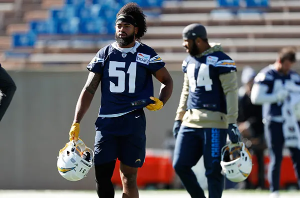 Emeke Egbule en una práctica de Los Angeles Chargers