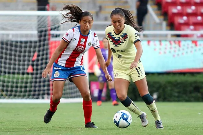 Kinberly Guzman y Dorian Hernández, en Clásico Nacional