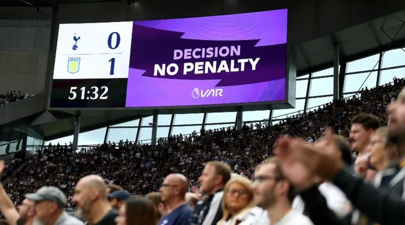 EFE Aplicación del VAR en partido de la Premier League