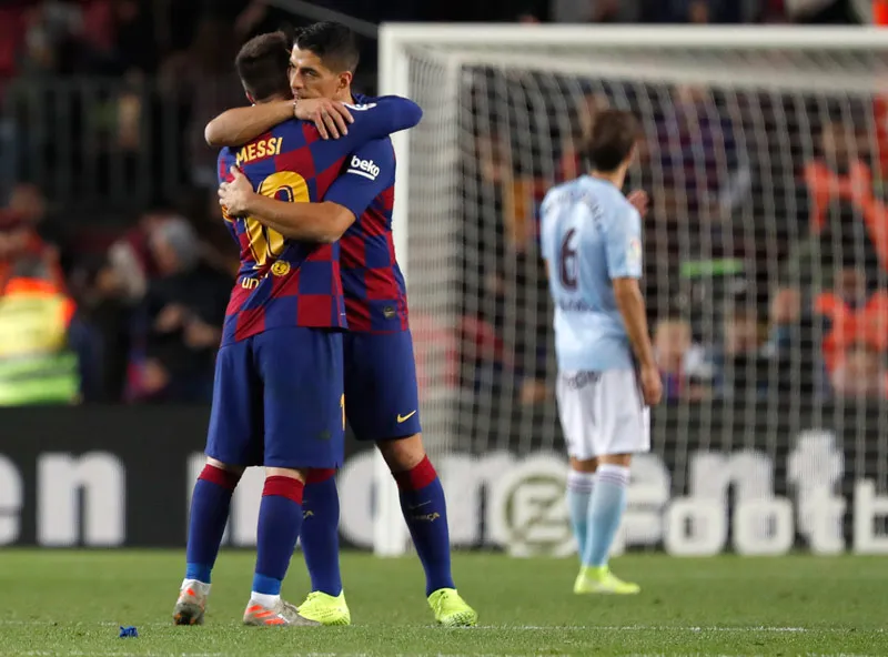Messi y Luis Suárez se abrazan para festeja un gol