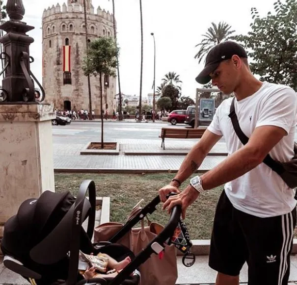 INSTAGRAM @CH14_ Chicharito pasea a su hijo