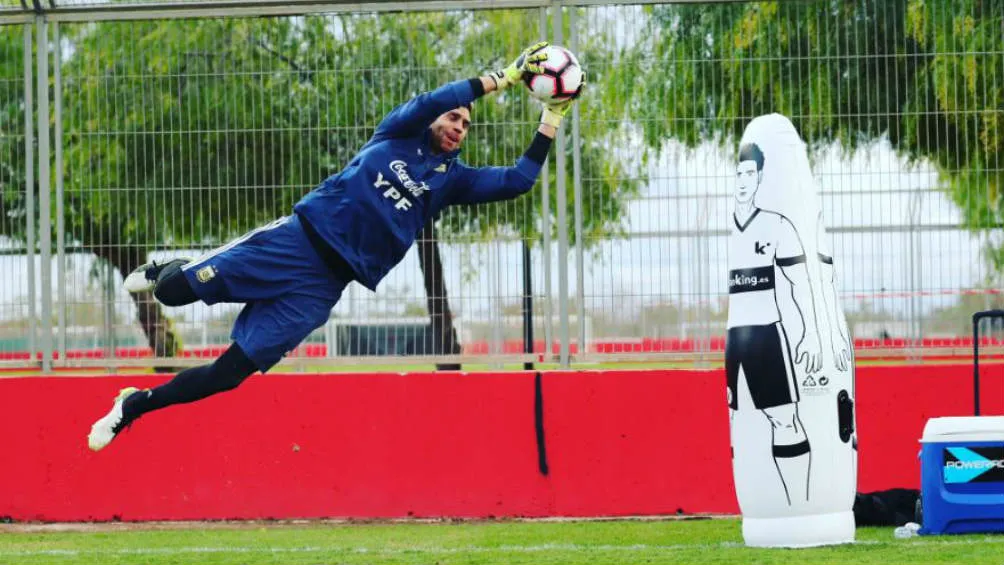 Emiliano Martínez volando con la selección argentina