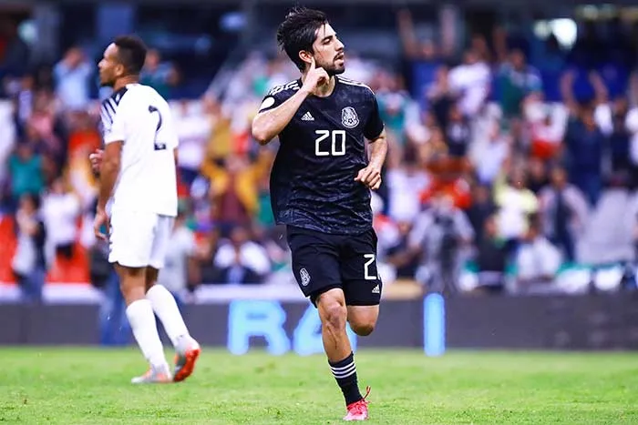 IMAGO7 Pizarro, en un partido del Tri