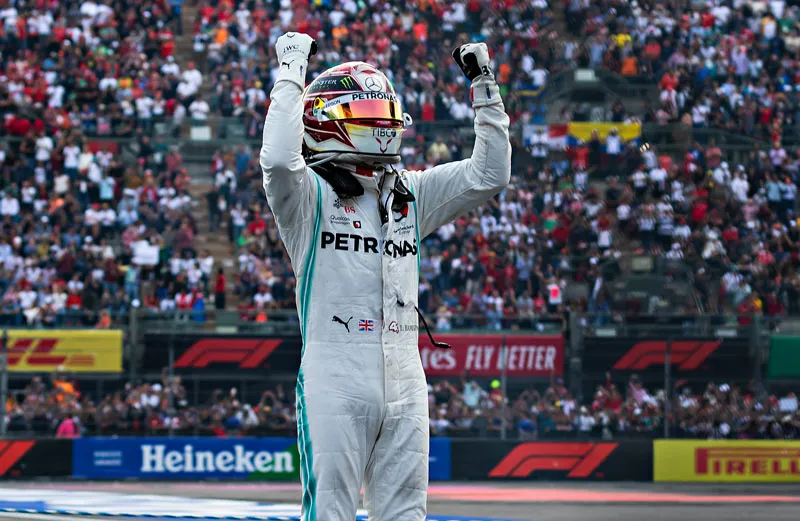 Lewis Hamilton festeja tras ganar el GP de México