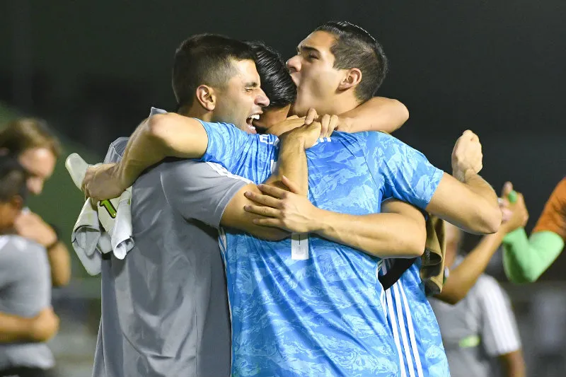 Jugadores mexicanos celebrando victoria ante Brasil