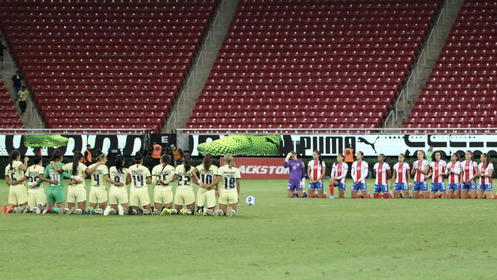 IMAGO7 El homenaje a Vergara en el centro del campo