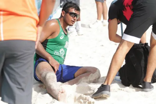 Gaxiola es atendido tras lesionarse