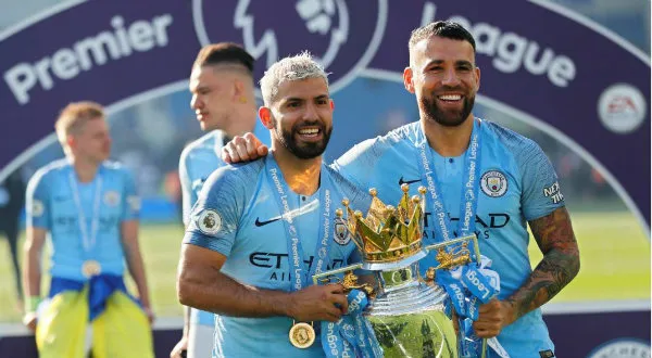 AP Sergio Aguero y Nico Otamendi posando con el trofeo de Premier League