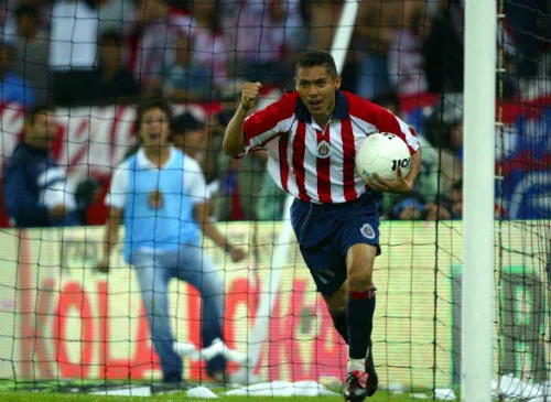 Ramón Morales festeja un gol con Chivas en el 2004