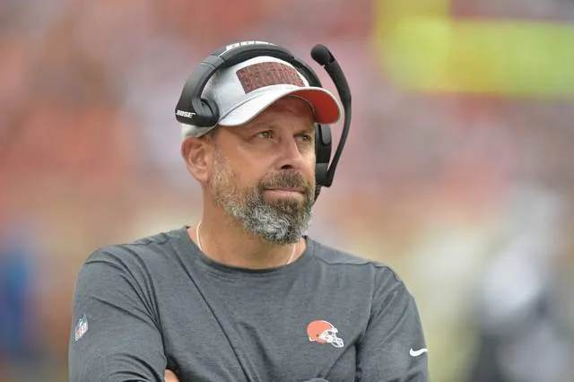 Todd Haley dirigiendo a los Browns