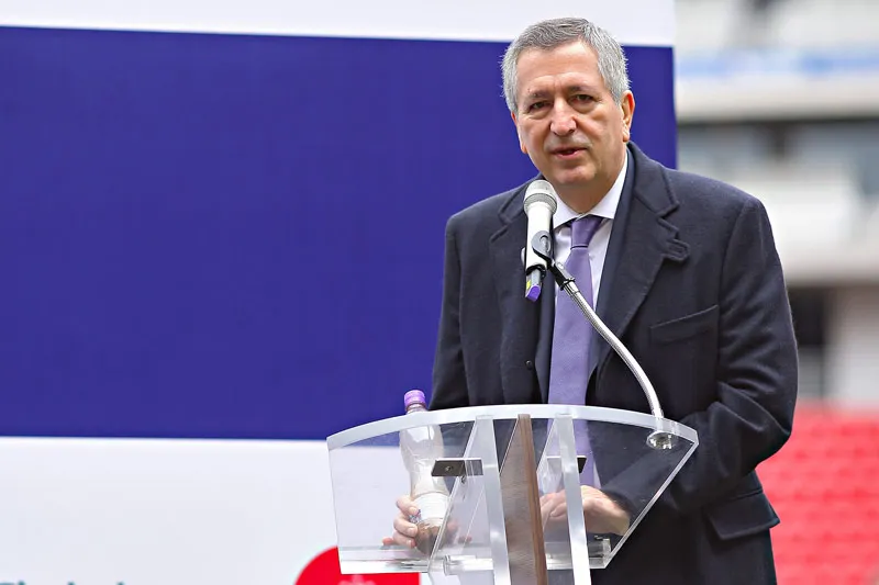 Jorge Vergara habla en un evento público