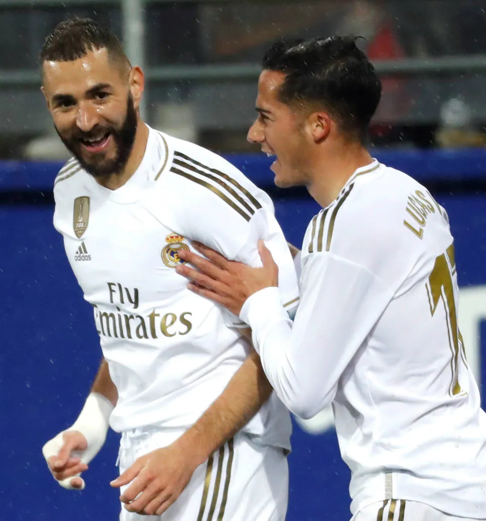 Karim Benzema y Lucas Vázquez celebrando un gol con el Real Madrid